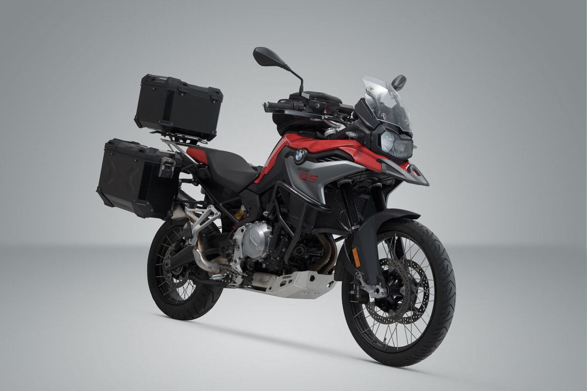 Adventure 3 kastu komplekts ar turētājiem BMW F750/850GS ar OEM plastikas plati.